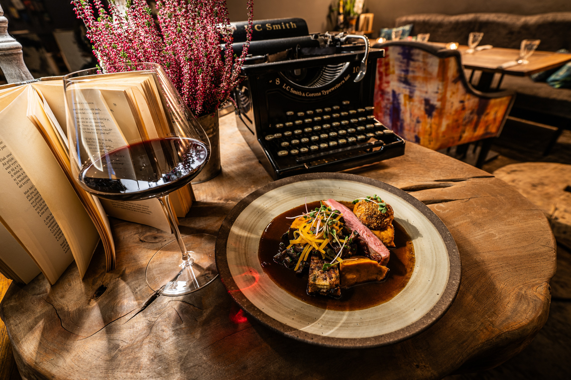 Žlutá ponorka Poetic Cocktail bar & Restaurant