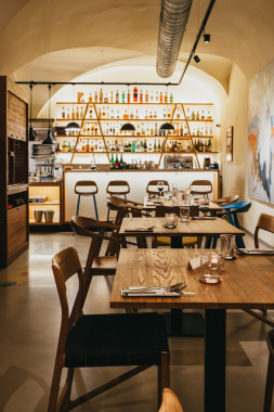 Atelier cocktail bar & bistro